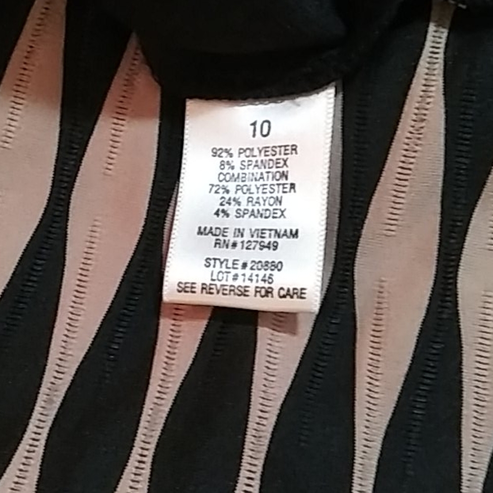 Figure-flattering Ruched Dress Size 10 - Picture 7 of 8